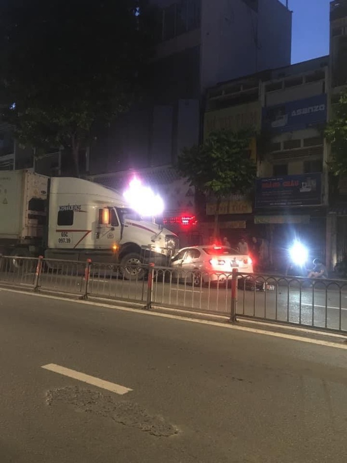 Xe container mất lái trên đường 3 tháng 2, quận 10, tông hàng loạt xe máy và ôtô - Ảnh 2. Xe container mất lái trên đường 3 tháng 2, quận 10, tông hàng loạt xe máy và ôtô - Ảnh 2.