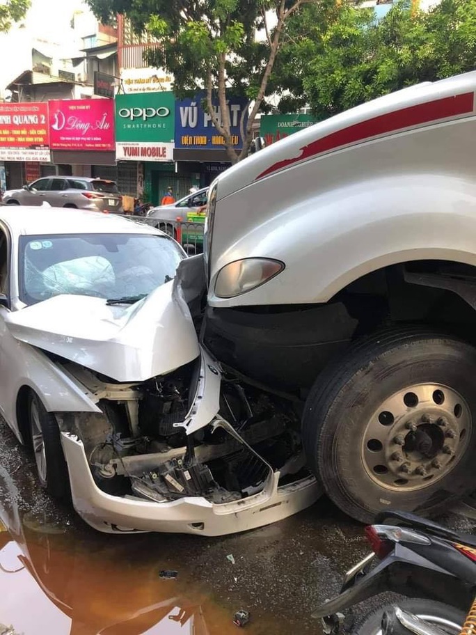 Xe container mất lái trên đường 3 tháng 2, quận 10, tông hàng loạt xe máy và ôtô - Ảnh 3. Xe container mất lái trên đường 3 tháng 2, quận 10, tông hàng loạt xe máy và ôtô - Ảnh 3.