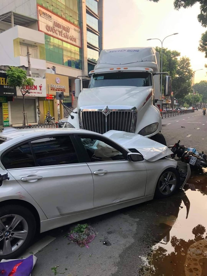 Xe container mất lái trên đường 3 tháng 2, quận 10, tông hàng loạt xe máy và ôtô - Ảnh 4. Xe container mất lái trên đường 3 tháng 2, quận 10, tông hàng loạt xe máy và ôtô - Ảnh 4.