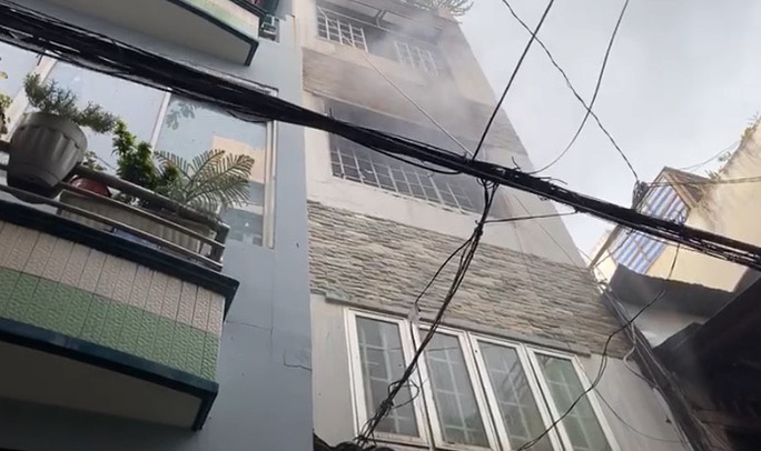 CLIP: Fire of a house in Tran Binh Trong Street, District 5 - Photo 1.