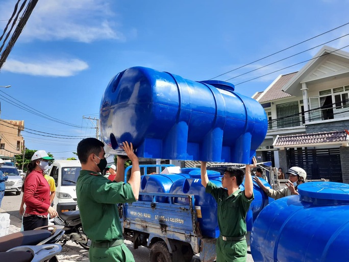 Trao tặng cờ Tổ quốc và quà đến ngư dân ở TP Vũng Tàu - Ảnh 4.