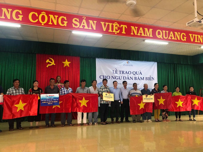 Báo Người Lao Động tặng cờ Tổ quốc cho ngư dân huyện Đất Đỏ - Ảnh 2. Báo Người Lao Động tặng cờ Tổ quốc cho ngư dân huyện Đất Đỏ - Ảnh 2.
