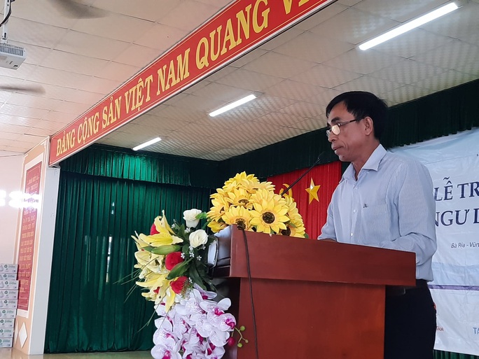 Báo Người Lao Động tặng cờ Tổ quốc cho ngư dân huyện Đất Đỏ - Ảnh 3. Báo Người Lao Động tặng cờ Tổ quốc cho ngư dân huyện Đất Đỏ - Ảnh 3.