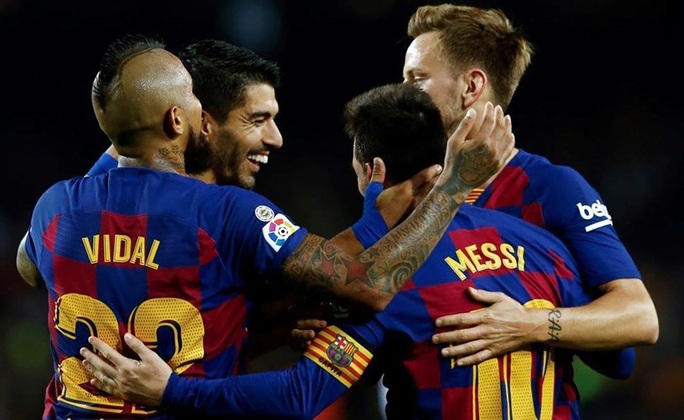 Tượng đài Barcelona rung lắc - Ảnh 1.