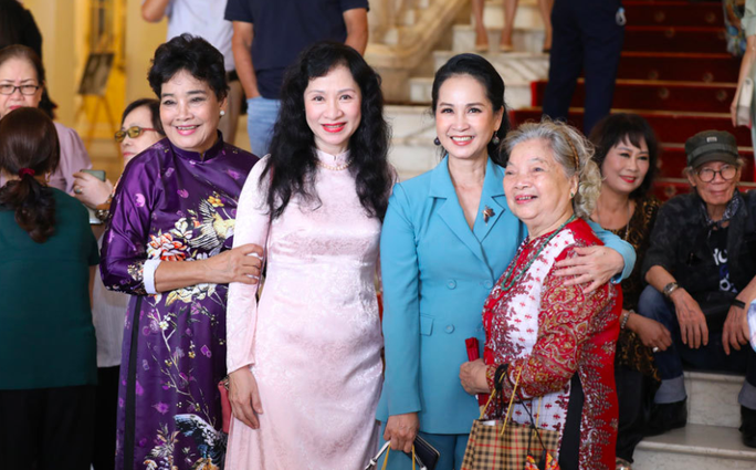 Nghệ sĩ tề tựu ngày giỗ tổ sân khấu - Ảnh 5. Nghệ sĩ tề tựu ngày giỗ tổ sân khấu - Ảnh 5.
