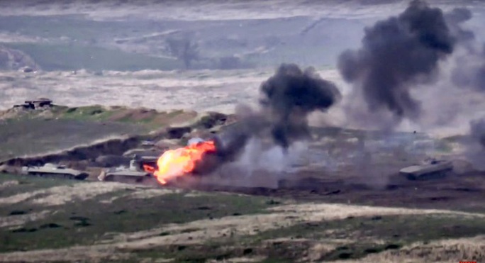 Armenia - Azerbaijan giao tranh ác liệt, bắn rơi cả trực thăng - Ảnh 1.