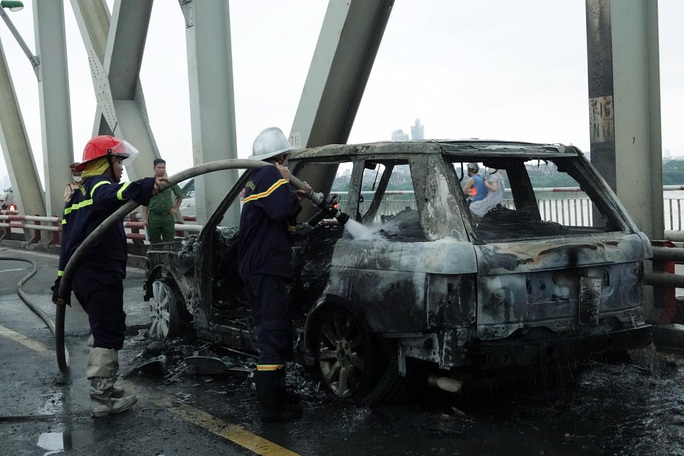 Xe sang Range Rover bốc cháy ngùn ngụt trên cầu - Ảnh 3.