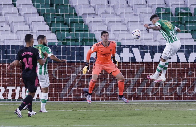 Trung vệ thép Ramos lập công, Real Madrid thoát hiểm trên sân Betis - Ảnh 3.