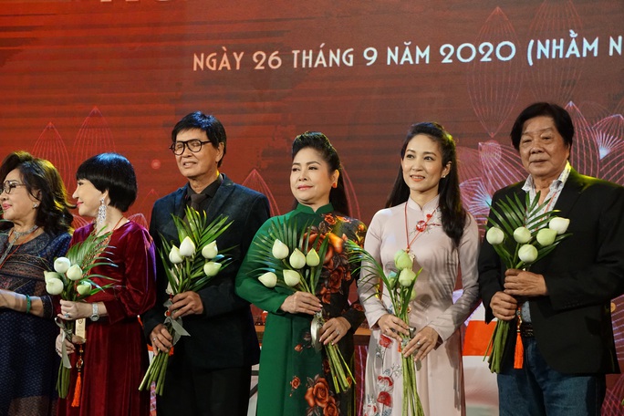 Nghệ sĩ tề tựu mừng giỗ Tổ - Ảnh 5. Nghệ sĩ tề tựu mừng giỗ Tổ - Ảnh 5.