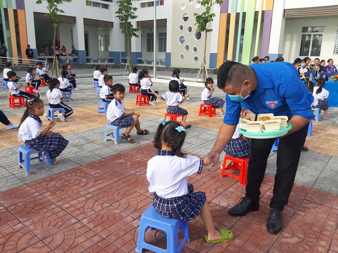 Báo Người Lao Động trao 285 phần quà trung thu cho trẻ em nghèo Cần Thơ - Ảnh 11.