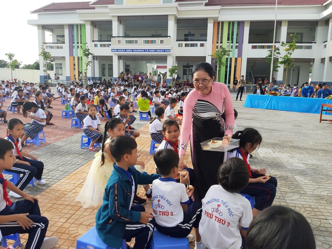 Báo Người Lao Động trao 285 phần quà trung thu cho trẻ em nghèo Cần Thơ - Ảnh 13.