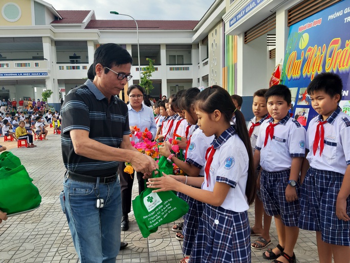 Báo Người Lao Động trao 285 phần quà trung thu cho trẻ em nghèo Cần Thơ - Ảnh 19.