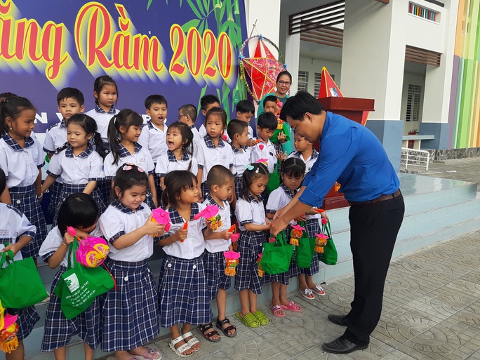 Báo Người Lao Động trao 285 phần quà trung thu cho trẻ em nghèo Cần Thơ - Ảnh 27.