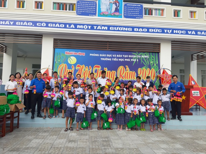 Báo Người Lao Động trao 285 phần quà trung thu cho trẻ em nghèo Cần Thơ - Ảnh 30.