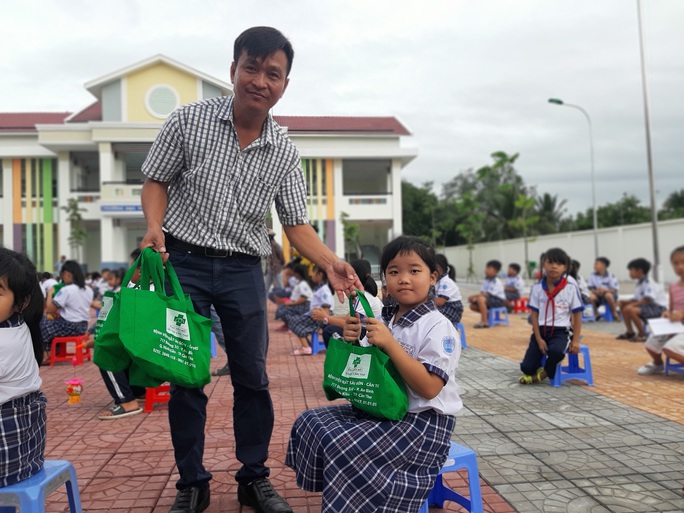 Báo Người Lao Động trao 285 phần quà trung thu cho trẻ em nghèo Cần Thơ - Ảnh 31.
