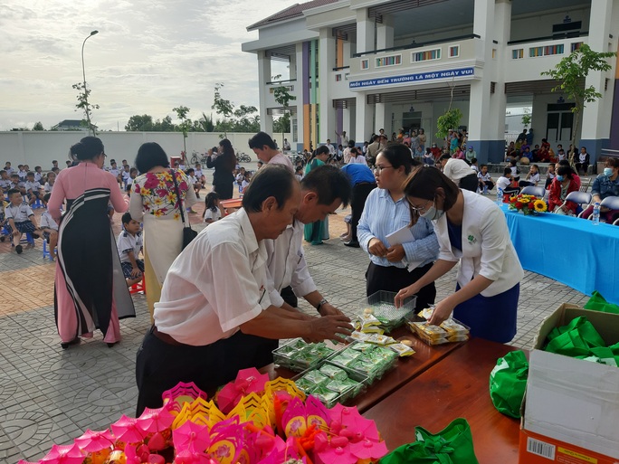 Báo Người Lao Động trao 285 phần quà trung thu cho trẻ em nghèo Cần Thơ - Ảnh 10.