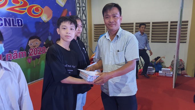 Ấm áp đêm “Vui hội trung thu” với trẻ em nghèo Sóc Trăng, Tiền Giang - Ảnh 9.