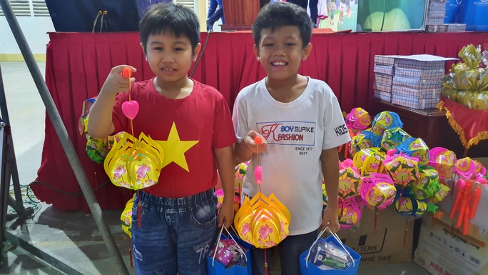 Ấm áp đêm “Vui hội trung thu” với trẻ em nghèo Sóc Trăng, Tiền Giang - Ảnh 18.