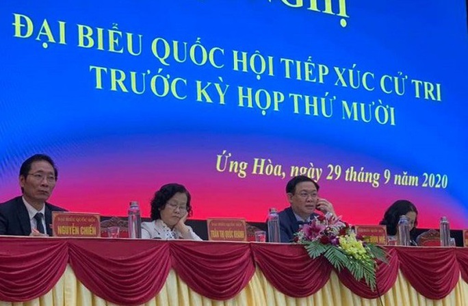 Nghe dân nói mắc kẹt 2,7 tỉ đồng, Bí thư Vương Đình Huệ rút điện thoại gọi giải quyết ngay tại cuộc tiếp xúc cử tri - Ảnh 2. Nghe dân nói mắc kẹt 2,7 tỉ đồng, Bí thư Vương Đình Huệ rút điện thoại gọi giải quyết ngay tại cuộc tiếp xúc cử tri - Ảnh 2.