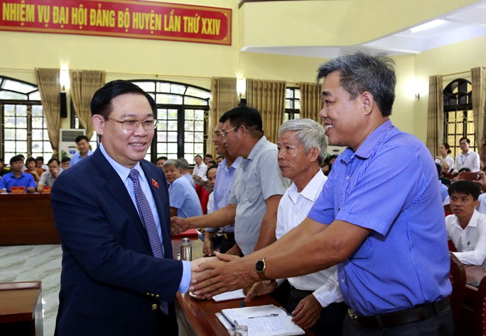 Nghe dân nói mắc kẹt 2,7 tỉ đồng, Bí thư Vương Đình Huệ rút điện thoại gọi giải quyết ngay tại cuộc tiếp xúc cử tri - Ảnh 1. Nghe dân nói mắc kẹt 2,7 tỉ đồng, Bí thư Vương Đình Huệ rút điện thoại gọi giải quyết ngay tại cuộc tiếp xúc cử tri - Ảnh 1.