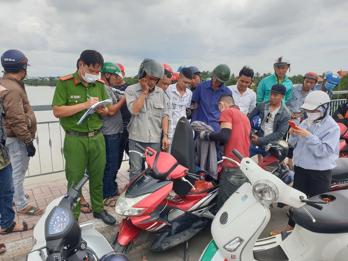 Tìm kiếm người phụ nữ nhảy xuống sông Sài Gòn mất tích - Ảnh 1. Tìm kiếm người phụ nữ nhảy xuống sông Sài Gòn mất tích - Ảnh 1.
