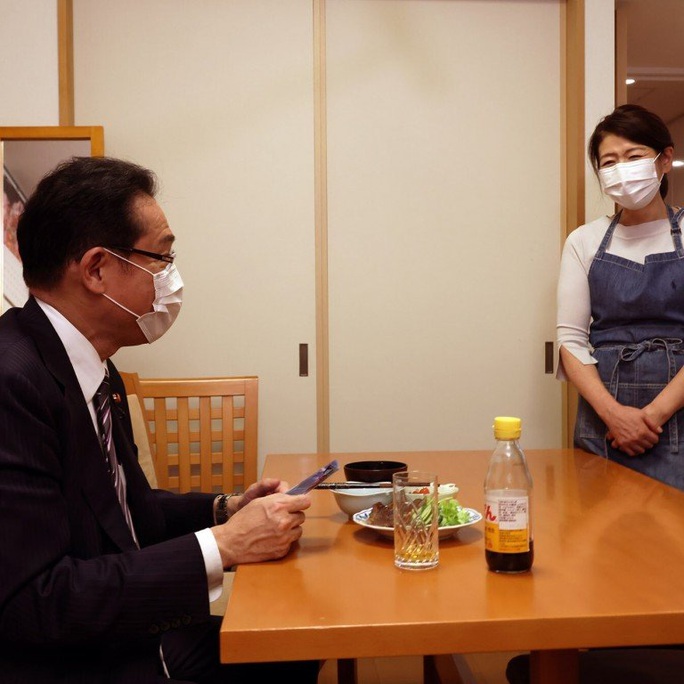 Ứng viên thủ tướng Nhật Bản khổ vì đăng ảnh vợ đeo tạp dề - Ảnh 1.