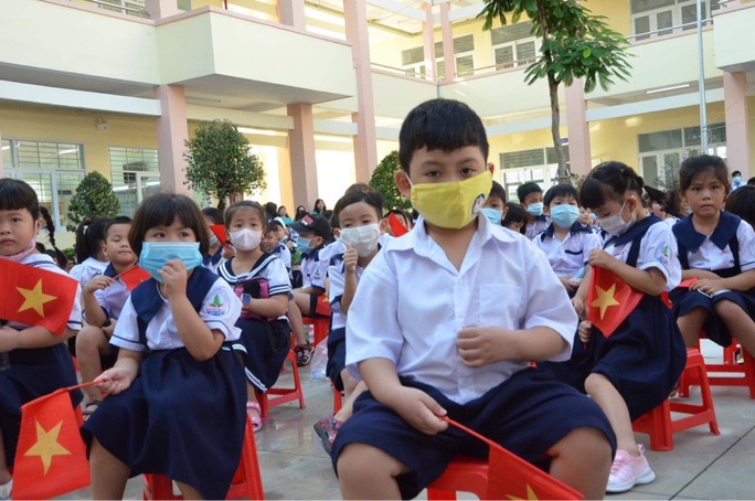 Trường đầu tiên ở TP HCM khai giảng năm học mới - Ảnh 1.