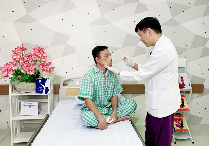 Mở băng phẫu thuật chàng trai mặt quỷ, cả bác sĩ và bệnh nhân phải bất ngờ - Ảnh 3.