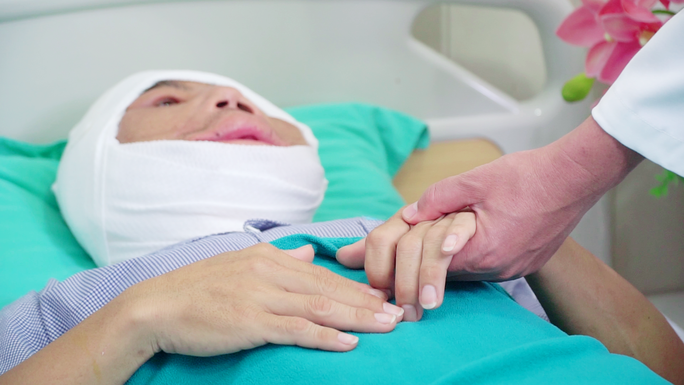 Mở băng phẫu thuật chàng trai mặt quỷ, cả bác sĩ và bệnh nhân phải bất ngờ - Ảnh 2.