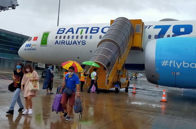 Yêu cầu bảo đảm an toàn cho hành khách lên xuống máy bay bằng xe thang - Ảnh 1. Yêu cầu bảo đảm an toàn cho hành khách lên xuống máy bay bằng xe thang - Ảnh 1.