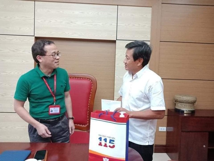 Hiệu trưởng ĐH Y Hà Nội nói gì với ông Đoàn Ngọc Hải sau hành trình 600 km trở về từ Hà Giang? - Ảnh 2. Hiệu trưởng ĐH Y Hà Nội nói gì với ông Đoàn Ngọc Hải sau hành trình 600 km trở về từ Hà Giang? - Ảnh 2.