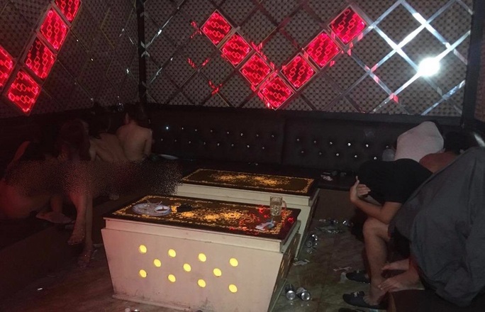 Nữ nhân viên quán karaoke thoát y nhảy múa với khách - Ảnh 1. Nữ nhân viên quán karaoke thoát y nhảy múa với khách - Ảnh 1.
