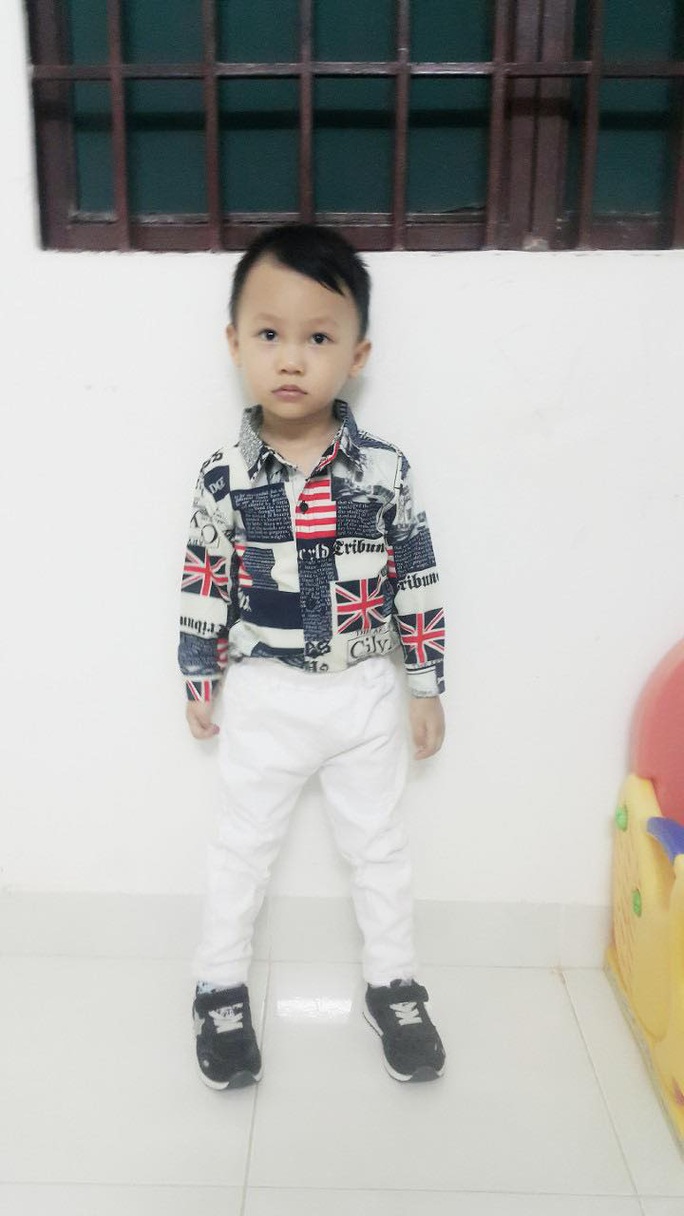 Đang tìm kiếm cháu bé 4 tuổi mất tích gần nhà ở vùng núi Chứa Chan - Ảnh 1. Đang tìm kiếm cháu bé 4 tuổi mất tích gần nhà ở vùng núi Chứa Chan - Ảnh 1.