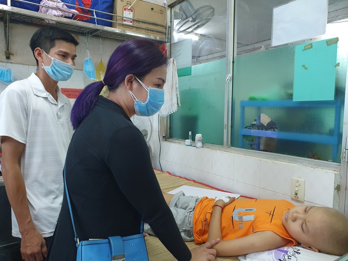 Hơn 93 triệu đồng giúp đỡ hai chị em mắc bệnh nặng ở Bình Định - Ảnh 2.