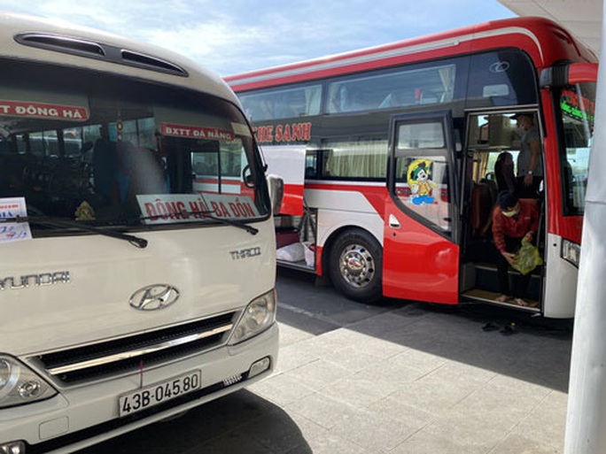 Nới lỏng hoạt động nhưng không chủ quan với dịch Covid-19 - Ảnh 1. Nới lỏng hoạt động nhưng không chủ quan với dịch Covid-19 - Ảnh 1.
