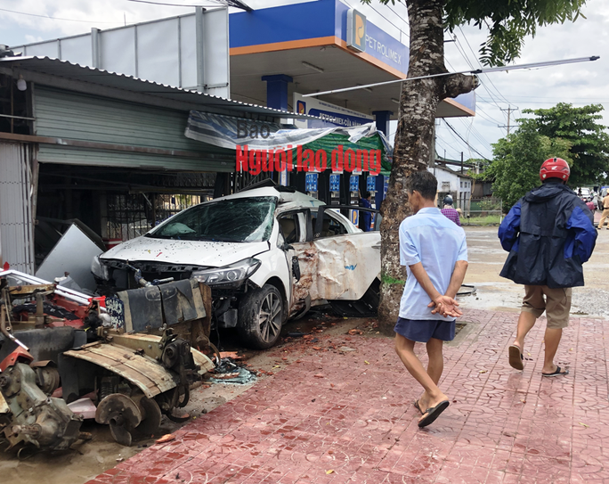 4-seater car rushed into people's house: 2 people were still critical - Photo 2.