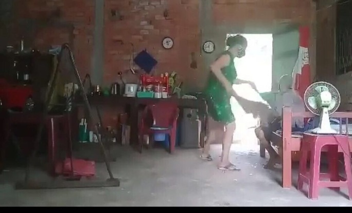 Cụ bà bị con gái đánh đập, đổ phân lên đầu ở Long An: Kết quả điều tra ban đầu - Ảnh 1. Cụ bà bị con gái đánh đập, đổ phân lên đầu ở Long An: Kết quả điều tra ban đầu - Ảnh 1.