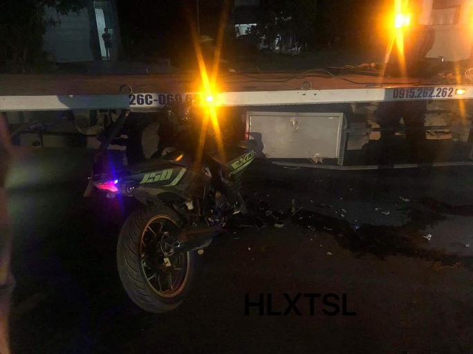 Chạy xe máy không BKS tông xe cứu hộ giao thông, 2 người thương vong - Ảnh 2.