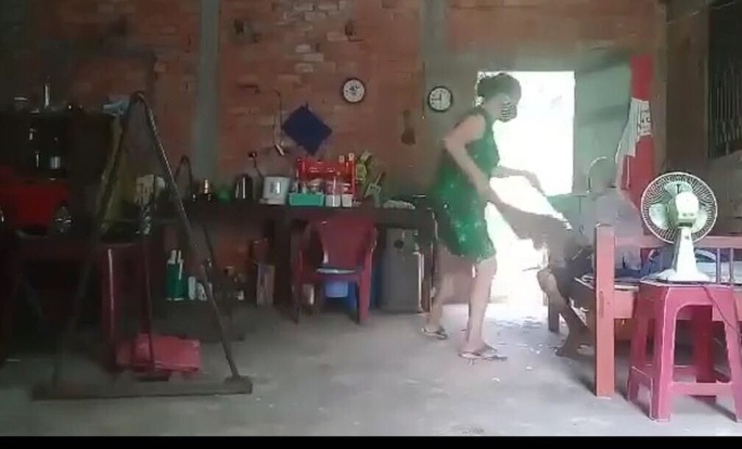 Người đàn bà hành hạ mẹ ruột ở Cần Đước, Long An khai gì? - Ảnh 1. Người đàn bà hành hạ mẹ ruột ở Cần Đước, Long An khai gì? - Ảnh 1.