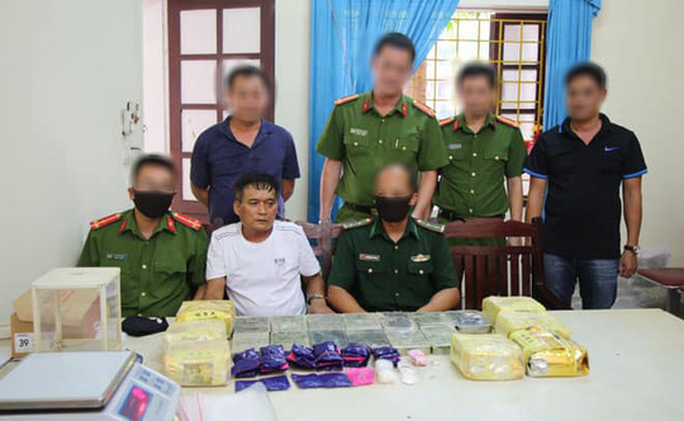 Trắng đêm bắt 4 anh em họ mua bán 13 bánh heroin, 10.000 viên ma túy, 10 kg ma túy đá - Ảnh 1. Trắng đêm bắt 4 anh em họ mua bán 13 bánh heroin, 10.000 viên ma túy, 10 kg ma túy đá - Ảnh 1.