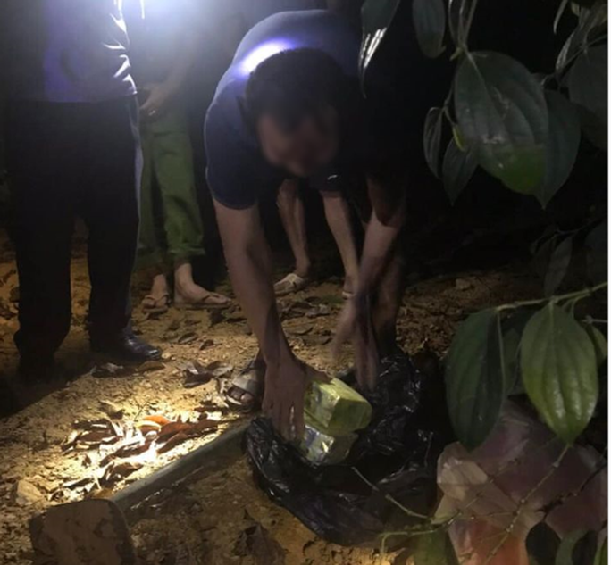 Trắng đêm bắt 4 anh em họ mua bán 13 bánh heroin, 10.000 viên ma túy, 10 kg ma túy đá - Ảnh 3. Trắng đêm bắt 4 anh em họ mua bán 13 bánh heroin, 10.000 viên ma túy, 10 kg ma túy đá - Ảnh 3.