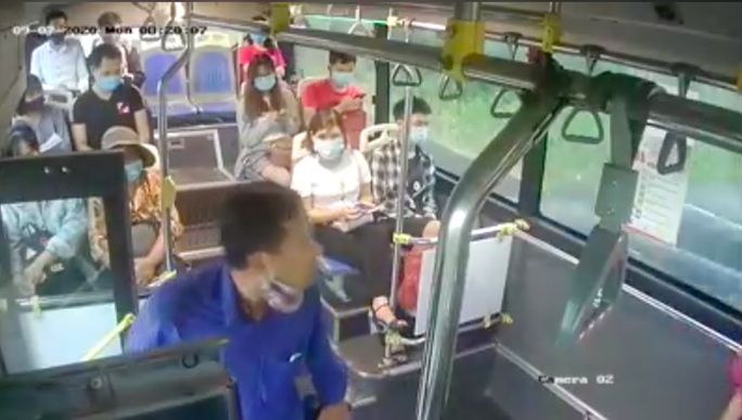 Người đàn ông liên tiếp phun mưa vào nữ phụ xe buýt khi được nhắc đeo khẩu trang - Ảnh 1. Người đàn ông liên tiếp phun mưa vào nữ phụ xe buýt khi được nhắc đeo khẩu trang - Ảnh 1.