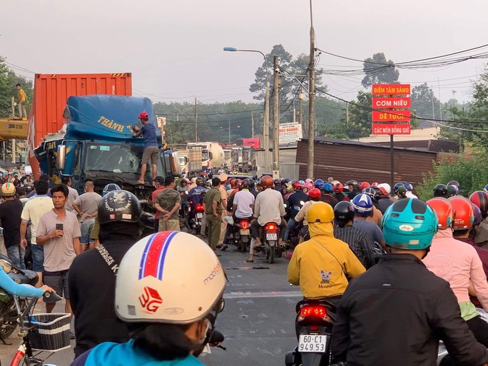 Xe container lao xuống cầu ở  Long Thành, tài xế thoát chết - Ảnh 5.