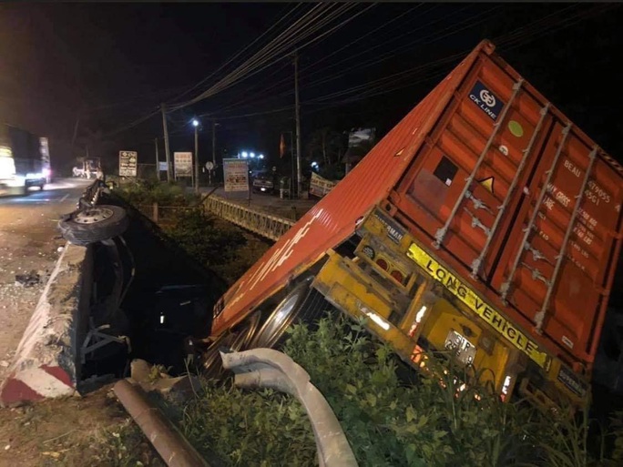 Xe container lao xuống cầu ở  Long Thành, tài xế thoát chết - Ảnh 2.