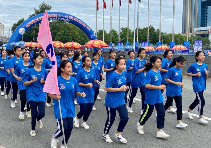 Kỷ lục gia SEA Games 30 Nguyễn Thị Oanh vô địch giải chạy Chào năm mới - Ảnh 5. Kỷ lục gia SEA Games 30 Nguyễn Thị Oanh vô địch giải chạy Chào năm mới - Ảnh 5.