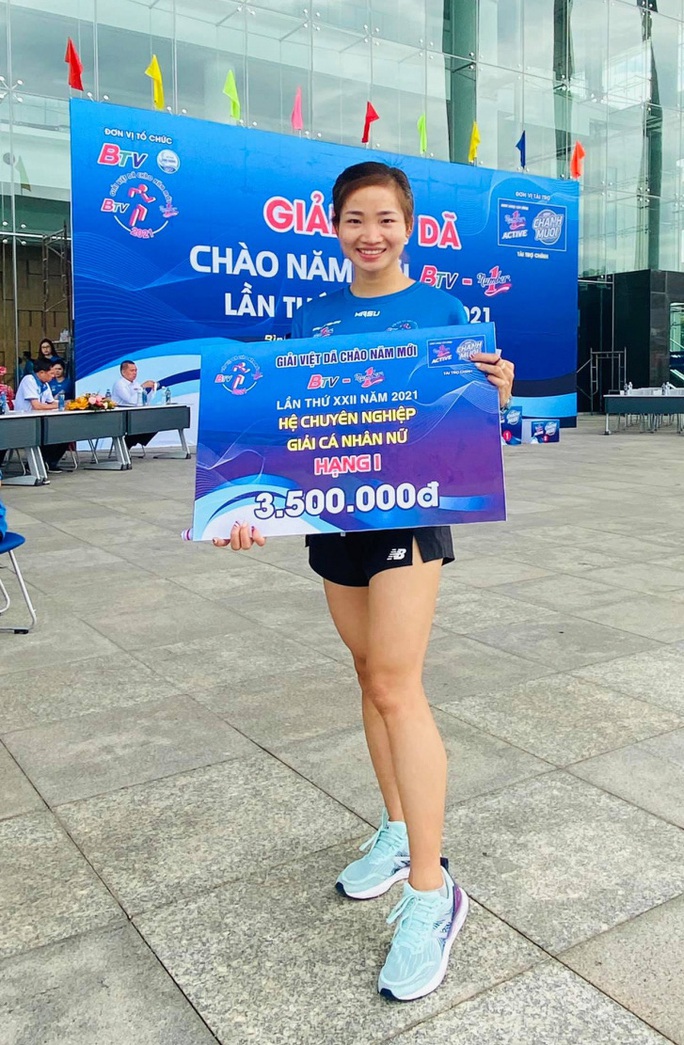 Kỷ lục gia SEA Games 30 Nguyễn Thị Oanh vô địch giải chạy Chào năm mới - Ảnh 3.