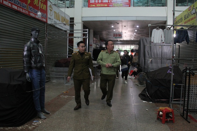 Tiểu thương chợ Ninh Hiệp đóng cửa để né khi quản lý thị trường truy quét hàng nhái - Ảnh 1.