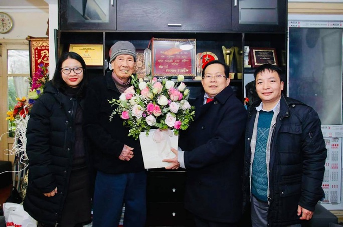 Mai Vàng nhân ái thăm nhạc sĩ Phạm Tuyên trước sinh nhật tuổi 91 - Ảnh 1.
