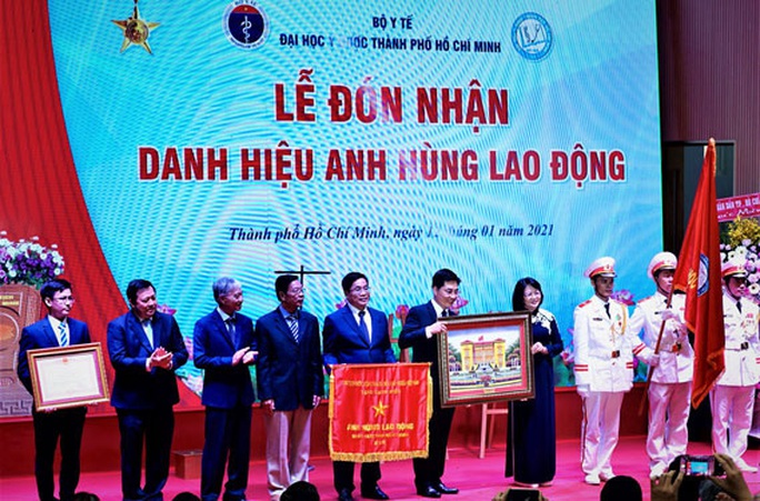 Trường ĐH Y Dược TP HCM nhận danh hiệu Anh hùng Lao động - Ảnh 1. Trường ĐH Y Dược TP HCM nhận danh hiệu Anh hùng Lao động - Ảnh 1.