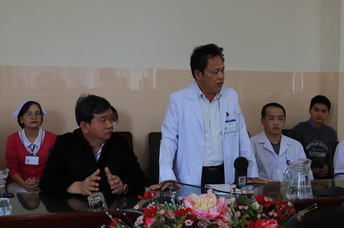 Vụ cháu bé 5 tuổi bị cha chém nát mặt: Lãnh đạo 2 bộ thăm hỏi, hỗ trợ - Ảnh 1. Vụ cháu bé 5 tuổi bị cha chém nát mặt: Lãnh đạo 2 bộ thăm hỏi, hỗ trợ - Ảnh 1.